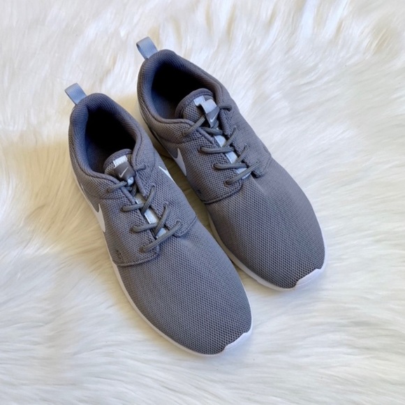 Nike Roshe One Sneakers In Grey/Platinum - Picture 4 of 8
